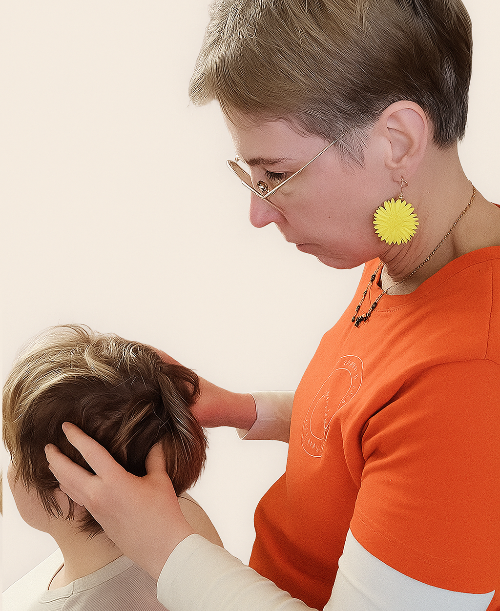 Intialainen päähieronta: Terapeutti hieroo asiakkaan päätä, niskaa ja hartioita rentouttavien tekniikoiden avulla.Hierojalla oranssi paita päällä.